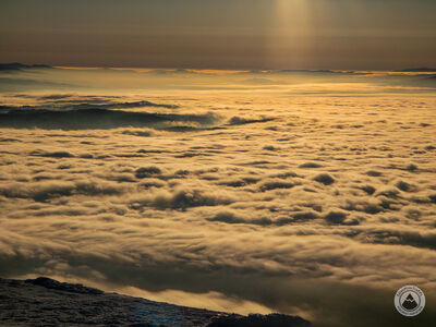 Może chmur widziane z czerwonego szlaku o poranku