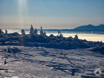 Lodowe rzeźby przy czerwonym szlaku