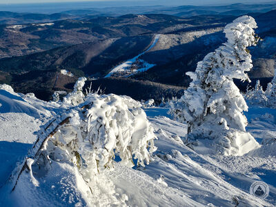 Lodowe rzeźby przy czerwonym szlaku
