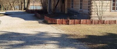 Ciekoty, Centrum Edukacyjne Szklany Dom