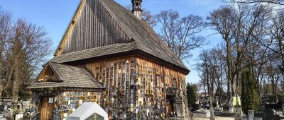 Zaklików ↔ Lipa [Zaklików. Zabytkowy kościół Św. Anny cały pokryty tabliczkami cmentarnymi]