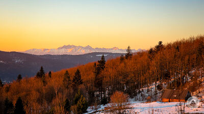 Wschód słońca nad Polaną Skalne z widokiem na Tatry