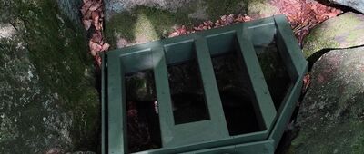 Rezerwat Kornuty ↔ Rezerwat Kornuty, wychodnie skalne [Jaskinia Mroczna - siedlisko 12 gatunkównietoperzy.]