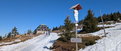 Schronisko PTTK Odrodzenie, skrzyżowanie