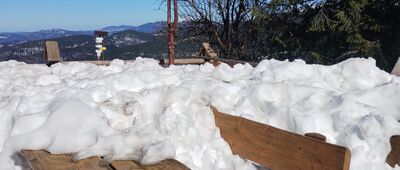 Schronisko PTTK Na Rysiance [Nie ma gdzie usiąść, bo wszędzie śnieg. Rysianka w kwietniu]