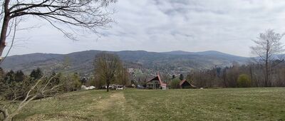 Pod Równicą ↔ Brenna, ośrodek zdrowia [Zejście do Brennej z widokiem na pasmo Błatniej.]