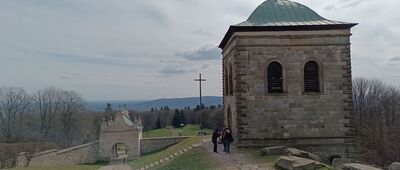 Rozejście szlaków ↔ Święty Krzyż, grota Matki Bożej