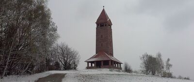 Pod Górą Świętej Anny [kamienna wieża widokowa zbudowana w 1911 r.]