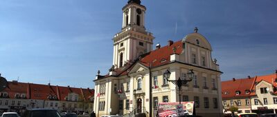 Świebodzice [Rynek. Klasycystyczny ratusz z 4. ćw. XVIII w. Proj. Christian Schultz (30. 04. 2016 r.)]