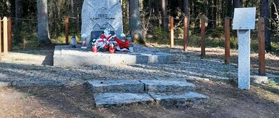 Rezerwat Góra Pieszczana ↔ Skrzyżowanie szlaków [Miejsce upamiętnienia powstańców styczniowych 1863r.]