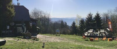 Ostrý, turistická chata [Śniadanko w towarzystwie panoramy rozpościerającej się spod chaty pod Ostrym, widać też kota żebraka zmierzającego w naszą stronę.]