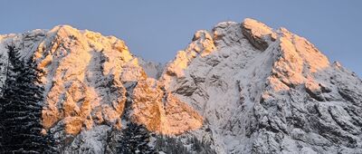 Polana Strążyska ↔ Polana Strążyska, odejście szlaku żółtego [Giewont o zachodzie słońca z Polany Strążyskiej]