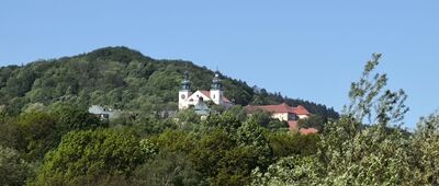 Brody ↔ Kalwaria Zebrzydowska, ul. Klasztorna [Widok na górę Żar i Sanktuarium Pasyjno-Maryjne w Kalwarii Zebrzydowskiej]