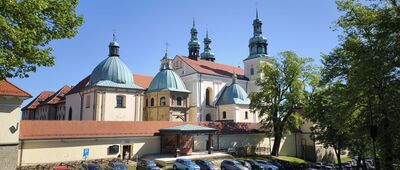 Kalwaria Zebrzydowska, parking ↔ Ruiny zamku Skrzyńskich [Bazylika Matki Bożej Anielskiej widziana ze szlaku biegnącego na górę Żar]