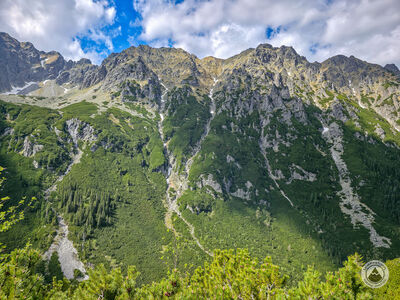Widok na Orlą Perć i Przełęcz Krzyżne z czarnego szlaku