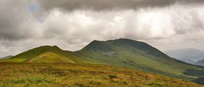 Szeroki Wierch [Tarnica i Przełęcz Krygowskiego widziana z Szerokiego Wierchu.]