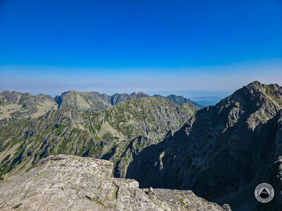 Koprowy Wierch 2367 m n.p.m. Widok w kierunku Miedziane z wyraźnym przebiegiem tzw. Ceprostrady na Szipglasaową Przełęcz.
