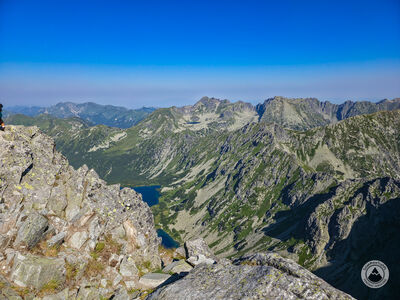 Koprowy Wierch 2367 m n.p.m. Widok w kierunku Doliny Ciemnosmreczyńskiej. Na drugim planie Zadni Staw Polski w Dolince pod Kotłem i górująca nad nimi Świnica.