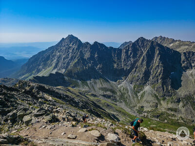 Koprowy Wierch 2367 m n.p.m. Widok na Szatana i Sczyrbski Szczyt. Na drugim planie po prawej Wielkie Solisko.