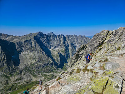 Koprowy Wierch 2367 m n.p.m. Widok na Grań Hrubego. W dole Hlińska Dolina.