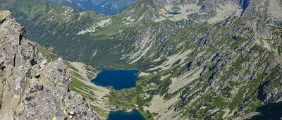 Kôprovský štít [Koprowy Wierch 2367 m n.p.m. Widok w kierunku Doliny Ciemnosmreczyńskiej. Na drugim planie Zadni Staw Polski w Dolince pod Kotłem i górująca nad nimi Świnica.]