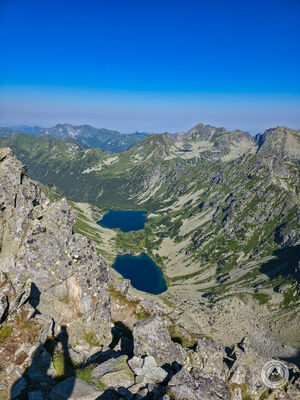 Koprowy Wierch 2367 m n.p.m. Widok w kierunku Doliny Ciemnosmreczyńskiej. Na drugim planie Zadni Staw Polski w Dolince pod Kotłem i górująca nad nimi Świnica.