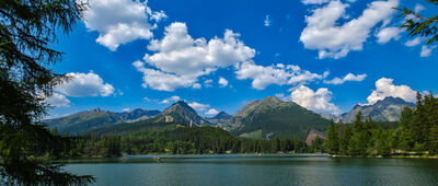 Liečebný Dom, Solisko, rázc. ↔ Štrbské Pleso, rázcestie pred Heliosom [Szczyrbskie Jezioro - panorama. Od lewej: Krywań, Krótka, Grań Soliska, Szczyrbski Szczyt, Patria, Rysy i Wysoka.]