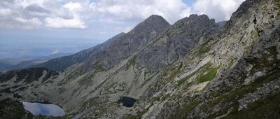 Świnicka Przełęcz [Widok na masyw Kościelca oraz Długi Staw Gąsienicowy i Zadni Staw Gąsienicowy]