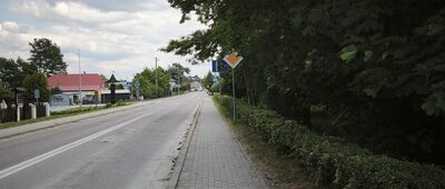 Wola Uhruska, przejazd kolejowy ↔ Majdan Stuleński, stacja kolejowa [Wola Uhruska, ul. 1 Maja]