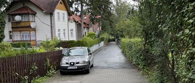 Sobieszów, rozejście szlaków ↔ Sobieszów, dyrekcja Karkonoskiego Parku Narodowego