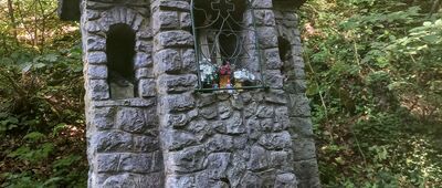 Klasztor Karmelitów Bosych w Czernej ↔ Źródło św. Eliasza [Kapliczka przy szlaku żółtym]
