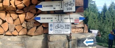 Koliba na Łapsowej Polanie [Oznakowanie szlaków przy Kolonie na Łapsowej Polanie]