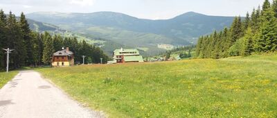 Husova bouda, rozc. ↔ Bouda na Lučinách [Od lewej zbocza Lisci Hora. Z tylu od lewej Krakonos, Lucni Hora i Śnieżka. W dole na pierwszym planie Husova Bouda.]