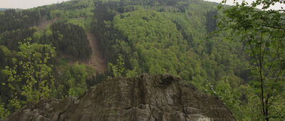 Vyhlídka Koníček [Vyhlídka Koníček nad doliną Metuji -  kwiecień 2018 r.]