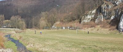 Dubie, parking leśny ↔ Radwanowice [Żeby się nie nużyło podczas marszu drogą, szlak na chwilę schodzi nad samą Racławkę; lasy należą już do rezerwatu Dolina Racławki]