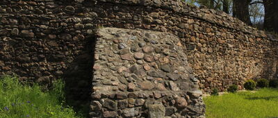 Bojanice ↔ Wieruszów [Średniowieczny krzyż kamienny (tzw. pokutny) przy kościele MB Częstochowskiej w Bojanicach - 28 kwietnia 2016 r.]