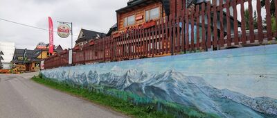 Bukowina Tatrzańska, Klin, odejście zielonej ścieżki spacerowej ↔ Pod Niskim Wierchem [Mural z panoramą Tatr przy karczmie Wanta]