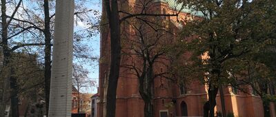 Bytom, kościół Świętej Trójcy [Kościół św. Trójcy w Bytomiu, oznaczenia szlaków czerwonego i niebieskiego]