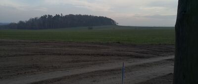 Poniszowice, ul. Parkowa ↔ Niekarmia [Góra Sznurowa widoczna ze szlaku Stulecia Turystyki]