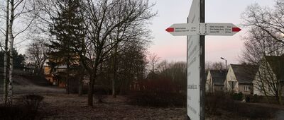 Sławięcice, ul. Spacerowa [Tabliczki kierunkowe szlaku czerwonego]