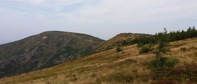 Býv. Jestřabí bouda [Kotel (1435 m) i Harrachovy kameny (1421 m).]