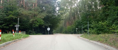 Rozejście szlaków żółty / czarny ↔ Zalew Nakło-Chechło, pole namiotowe