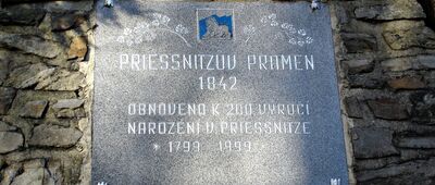 Priessnitzův pramen [Vincenz Priessnitz w I poł. XIX w. zapoczątkował leczenie zmineralizowaną wodą wypływającą ze źródeł położonych na wzniesieniu Studniční vrch.]