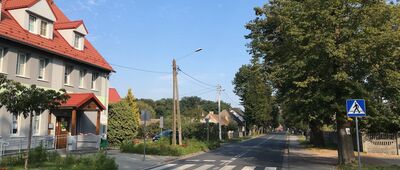 Zabór, Urząd Gminy [Szlak czerwony skręca w lewo za Urzędem Gminy.]