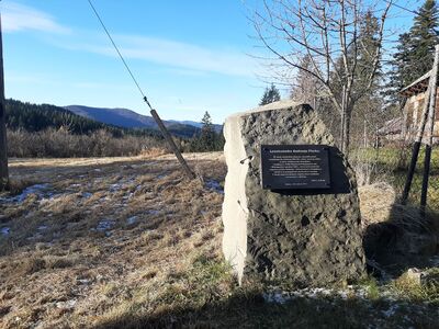 Obelisk upamiętniający Leśniczówke Andrzeja Florka, która już od 1940 roku była wykorzystywana jako punkt spotkań  przez organizacje konspiracyjne z terenu Ziemi Limanowskiej 