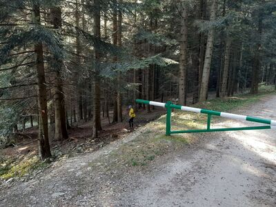 Szlaban nad os. Groń, najwyżej położonego w Gminie Słopnice. W 1944 roku miejsce obozowania i koncentracji żołnierzy Armii krajowej. Miejsce tragicznych wydarzeń z 8 listopada 1942 roku..