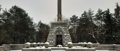 Żytkowice, dworzec kolejowy ↔ Bubek [Pomnik-mauzoleum legionistów poległych w 1914 w bitwie pod Anielinem i Laskami, 1933]
