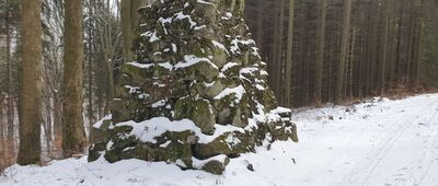 Kokot ↔ Rozdroże pod Kokotem [Pozostałość pomnik poświęconego nadburmistrzowi Świdnicy Rudolfowi Thiele]