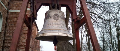 Serock, kościół [Dzwon przy Kościele Zwiastowania Najświętszej Maryi Panny w Serocku.]