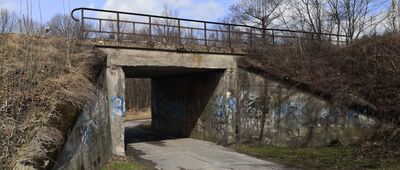 Rozejście szlaków żółty / czarny ↔ Góra św. Wawrzyńca [Łaziska Górne Brada, tunel pod torami]